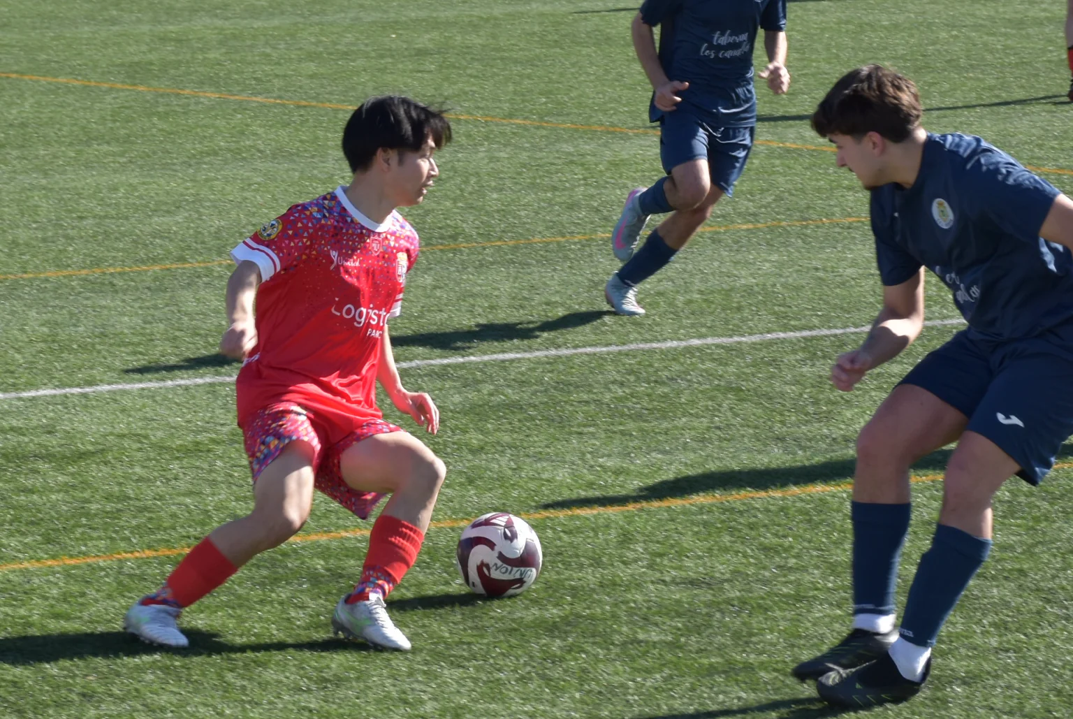 海外の試合でドリブルする京之介